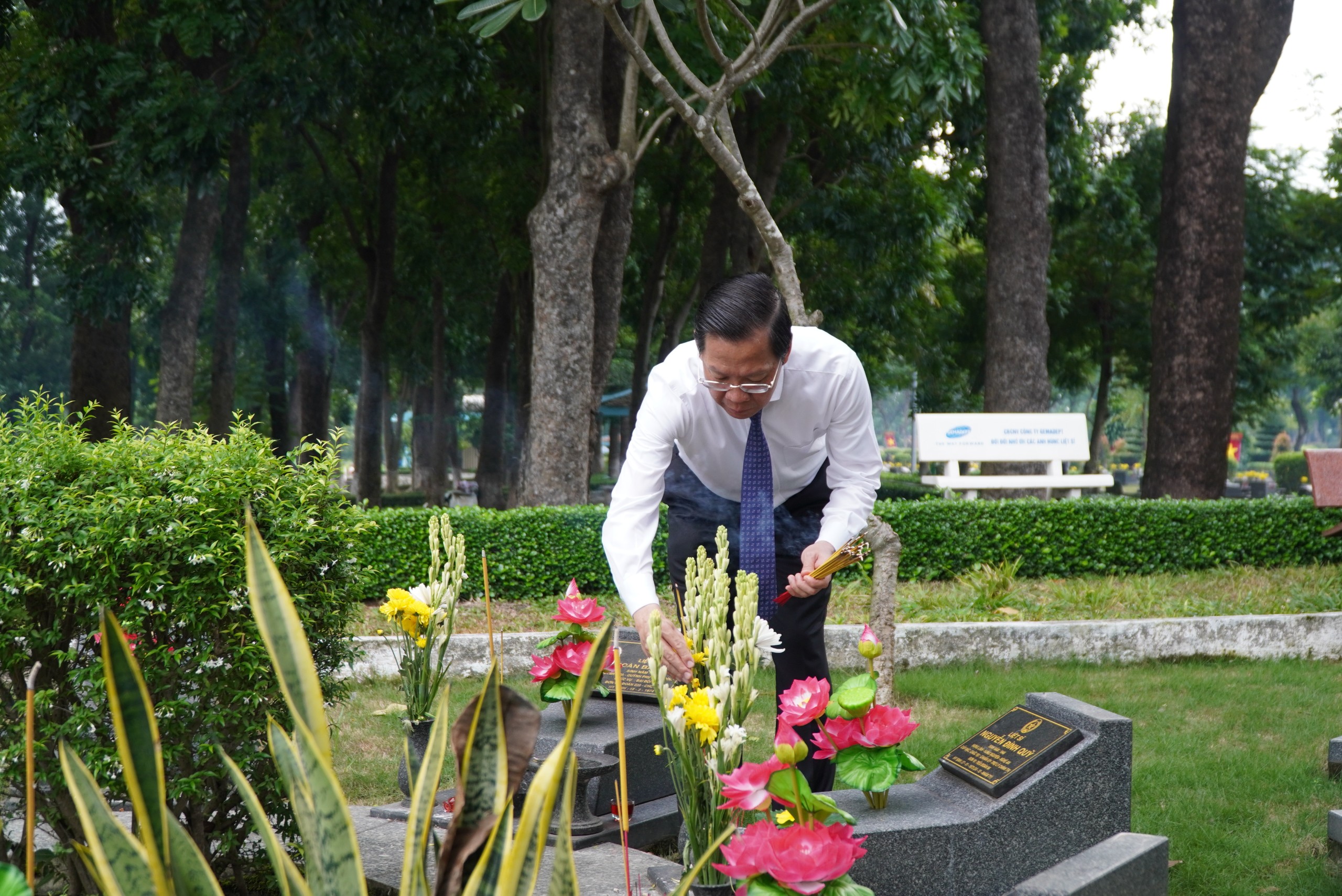 Đồng chí Phan Văn Mãi thắp hương các phần mộ liệt sỹ.
